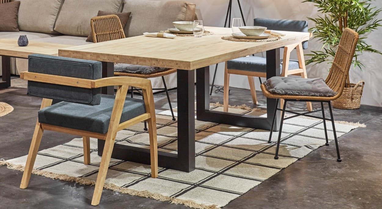 Mesa de comedor fija negra con patas metálicas y tablero de Roble Modelo  Natural